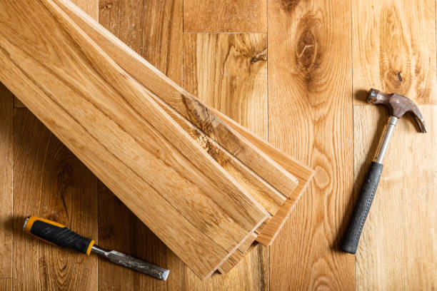 ristrutturazione della casa con cambio del pavimento dai tappeti allo soli - parquet foto e immagini stock