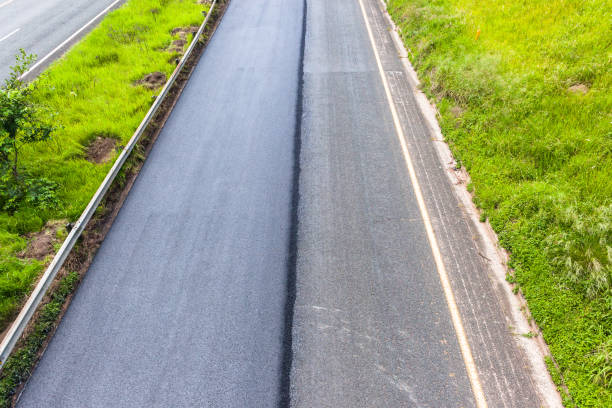 neuer asphalt tar eine fahrbahn - resurface stock-fotos und bilder