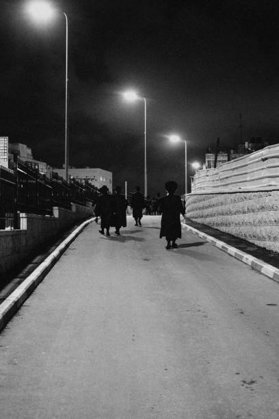 ultra-orthodoxe juden auf ihrem weg in die synagoge - ultra orthodox judaism stock-fotos und bilder