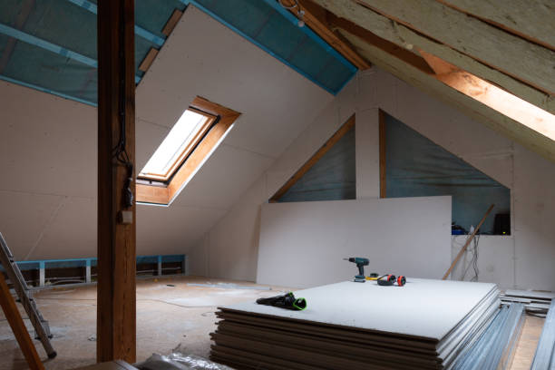 aislamiento del desván de casa y renovación. construcción de paneles de yeso - house attic desing residential structure fotografías e imágenes de stock