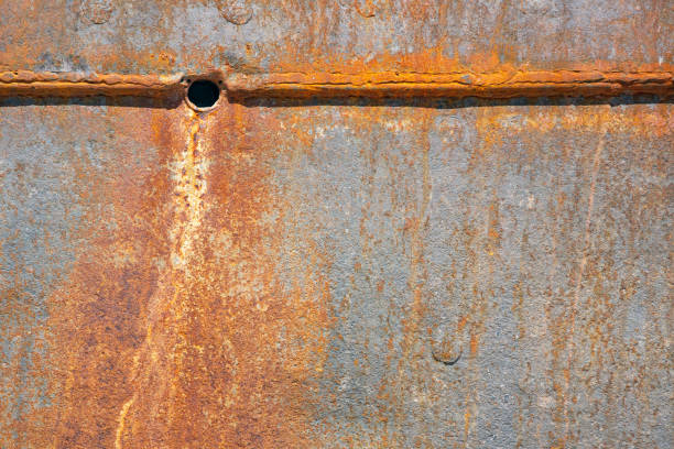 sfondo di guscio arrugginito della nave al cantiere navale per la manutenzione - rusty textured textured effect staple foto e immagini stock