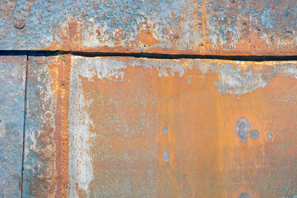 sfondo di guscio arrugginito della nave al cantiere navale per la manutenzione - rusty textured textured effect staple foto e immagini stock