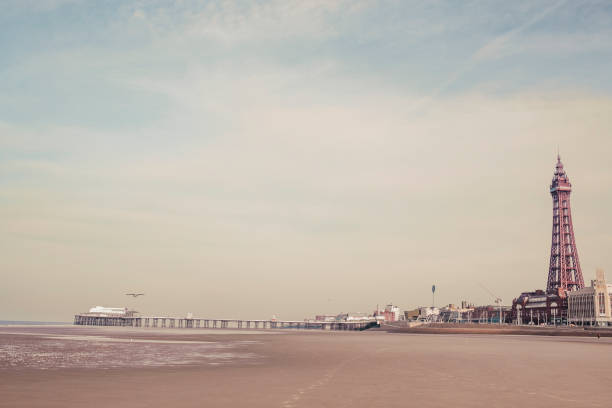 vistas sobre a praia de blackpool, maré baixa, em uma manhã ensolarada. - blackpool pier - fotografias e filmes do acervo