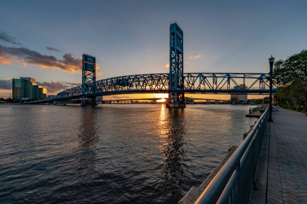 istock JACKSONVILLE FLORIDA MAIN ST BRIDGE 1130324212