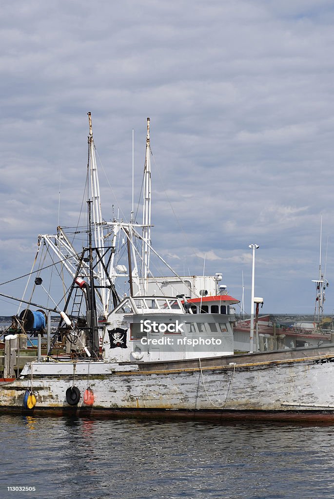 Branco velho barco de pesca com pintura descascada ancorados no porto - Foto de stock de Antigo royalty-free