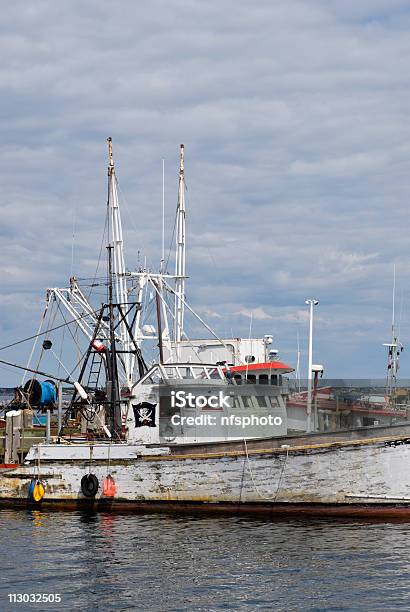 Foto de Branco Velho Barco De Pesca Com Pintura Descascada Ancorados No Porto e mais fotos de stock de Antigo