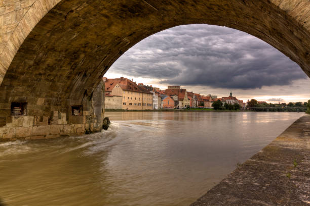 city view, view under the stone bridge regensburg, germany, - arch bridge regensburg ancient germany imagens e fotografias de stock