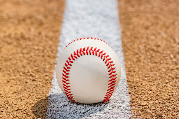 vista bassa del baseball su foul line sullo sporco del diamante da baseball - baseline baseball single line dirt foto e immagini stock