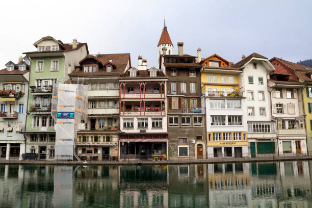 vista della città di thun, svizzera - bridge people berne river foto e immagini stock
