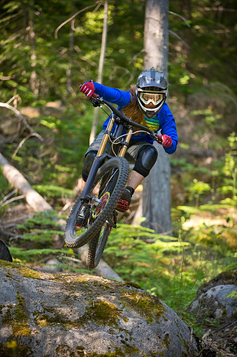 Descenso Montaña Bici Mujer Foto de stock y más banco de imágenes de Deporte de riesgo - Deporte de riesgo, Accesorio de cabeza, Actividad física - iStock Descenso Montaña Bici Mujer Foto de stock y más banco de imágenes de Deporte de riesgo - Deporte de riesgo, Accesorio de cabeza, Actividad física - iStock