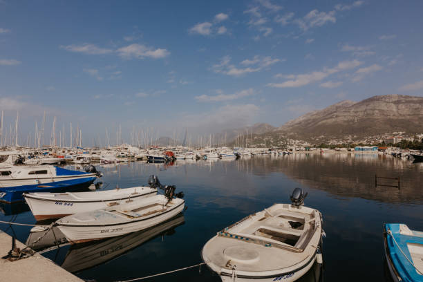бар, черногория - 31 ноября 2018 года. рыбацкие лодки на фоне гор и яхт на адриатическом побережье. - изображение - bar стоковые фото и изображения