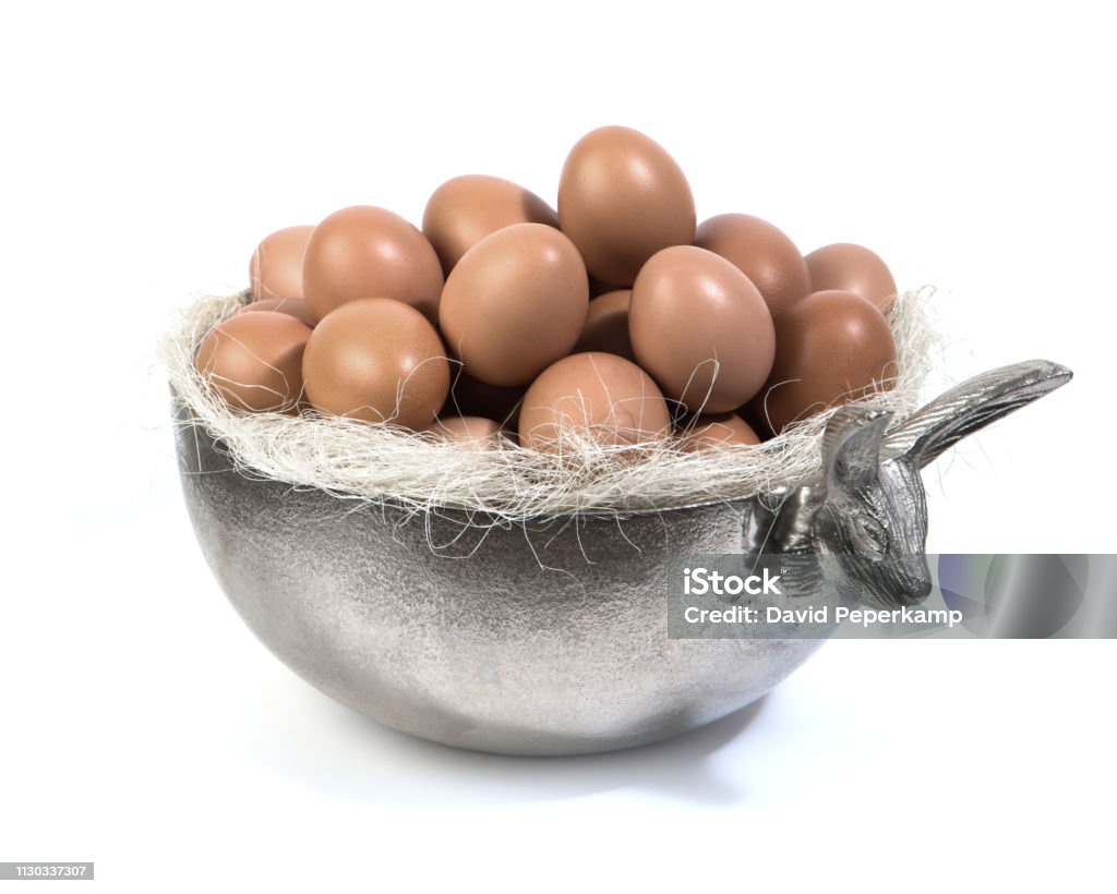 Cuenco de plata Pascua con huevos. - Foto de stock de Cuenco libre de derechos