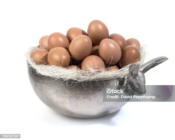 Cuenco De Plata Pascua Con Huevos Foto de stock y más banco de imágenes de Cuenco - Cuenco, Pascua, Huevo - Comida básica