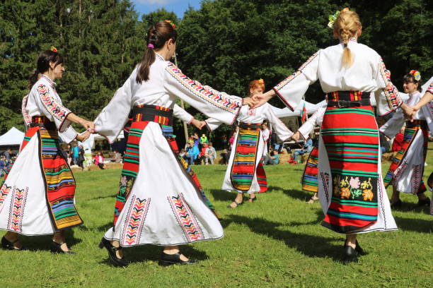 personnes en costume traditionnel folklore authentique - traditional dancing photos et images de collection