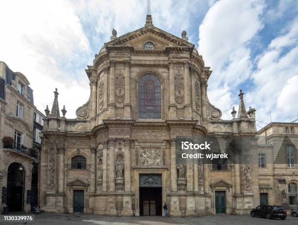 Fachada De La Iglesia De Notre Dame Burdeos Departamento De Gironde Francia  Foto de stock y más banco de imágenes de Aire libre - iStock