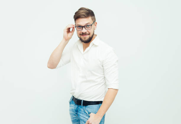 ritratto di giovane con occhiali vestiti con camicia bianca e abiti casual su sfondo grigio - fashionable studio shot indoors lifestyles foto e immagini stock