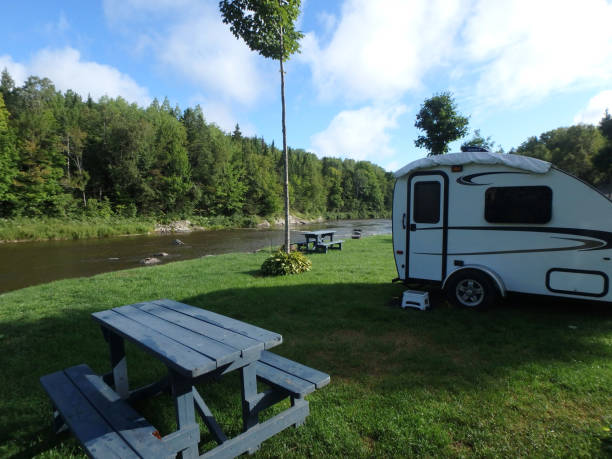 camping-caravaning & teardrop przyczepa wzdłuż rzeki w chaudiere-appalaches, quebec - tear drop camper zdjęcia i obrazy z banku zdjęć