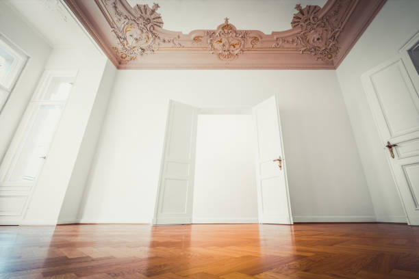 puerta abierta en la habitación vacía de apartamento histórico después de la reforma - primed fotografías e imágenes de stock