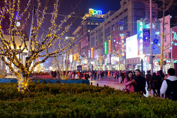 rua de wangfujing na noite em beijing china - dongcheng district - fotografias e filmes do acervo