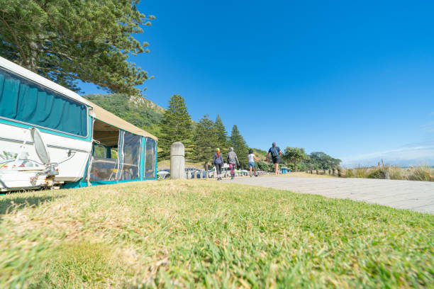 paseo marítimo que conduce a la base de mount maunganui a lo largo de en frente, campistas y caravanas. - beach family boardwalk footpath fotografías e imágenes de stock