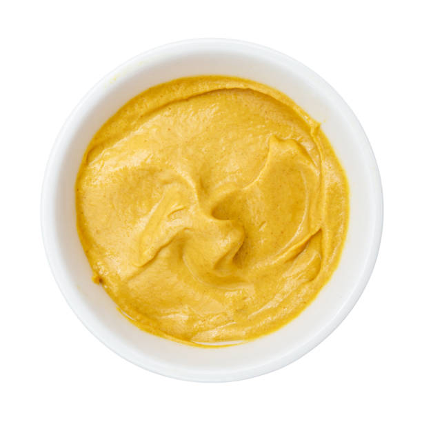 moutarde servi dans un bol isolé sur fond blanc - mustard bowl isolated condiment photos et images de collection
