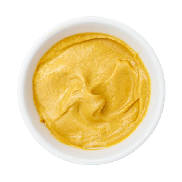 горчица подается в миске, изолированной на белом фоне - mustard sauce стоковые фото и изображения