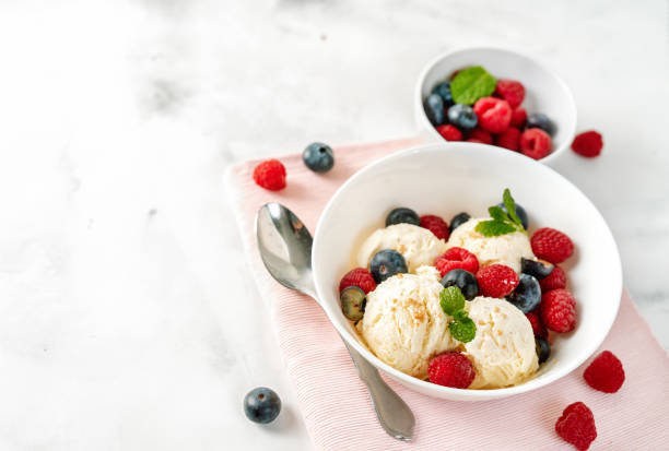 흰색 테이블에 딸기와 바닐라 아이스크림의 클로즈업 - vanilla ice cream ice ice cream organic 뉴스 사진 이미지