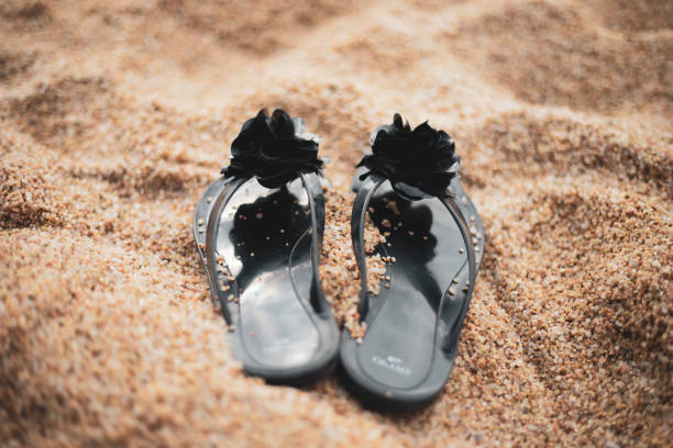 черные женщины флип-флоп на пляже песок - flip flop human foot sand women стоковые фото и изображения