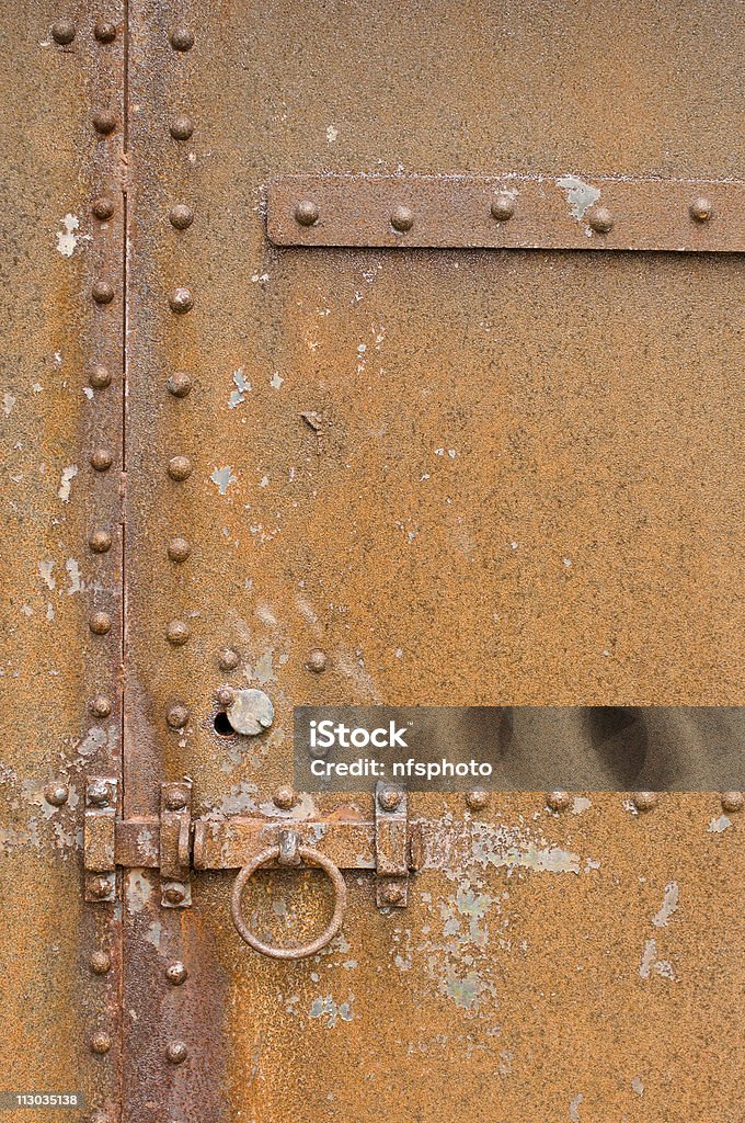 Rusty, desgastadas se destranquem velha porta de metal com trinco, anel e parafusos - Foto de stock de Antigo royalty-free