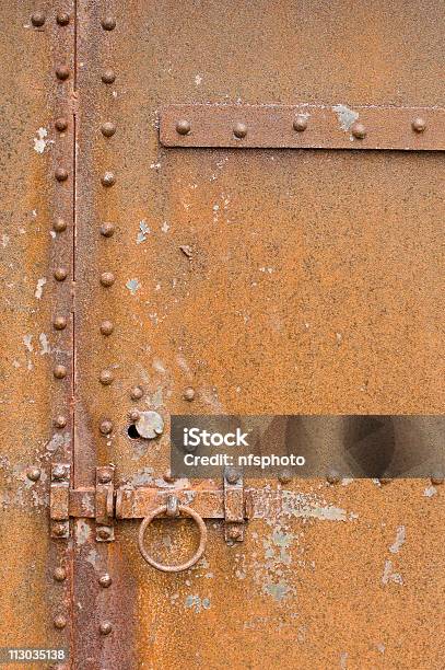 Foto de Rusty Desgastadas Se Destranquem Velha Porta De Metal Com Trinco Anel E Parafusos e mais fotos de stock de Antigo