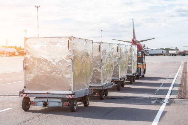 trailers with containers of onboard aviation food for loading into a passenger airplane - compartimento de armazenamento imagens e fotografias de stock