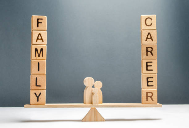 Family figures stand on scales between career and family. Conceptual balance in life, increasing attention to family and children, limiting working hours per week. Family destruction, workaholic familiares figuras están paradas en las escalas entre carrera y familia. equilibrio conceptual en la vida, cada vez más atención a la familia y los niños, limitando las horas de trabajo por semana. destrucción familiar, adicto al trabajo