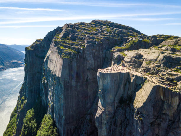 воздушный вид знаменитой пешеходной точки в норвегии - pulpit rock (preikestolen). расположенный на краю лизе-фьорда недалеко от ставангера - hiking coastline waters edge sunny стоковые фото и изображения