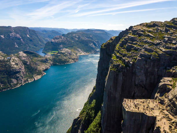 воздушный вид знаменитой пешеходной точки в норвегии - pulpit rock (preikestolen). расположенный на краю лизе-фьорда недалеко от ставангера - hiking coastline waters edge sunny стоковые фото и изображения