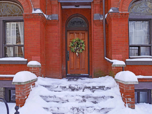 정면 단계 오래 된 벽돌 집 눈에 덮여 - wreath christmas door snow 뉴스 사진 이미지