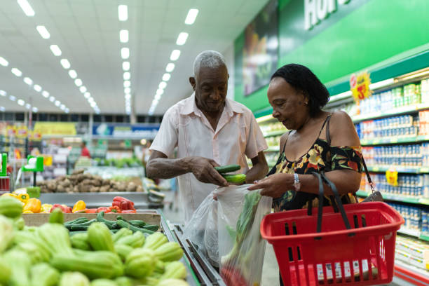 pareja senior afro en el supermercado - couple black american culture african culture fotografías e imágenes de stock