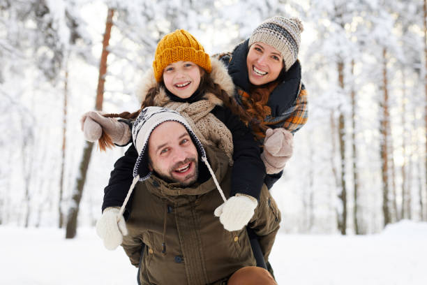 겨울을 즐기는 행복 한 가족 - hiking family looking at camera daughter 뉴스 사진 이미지
