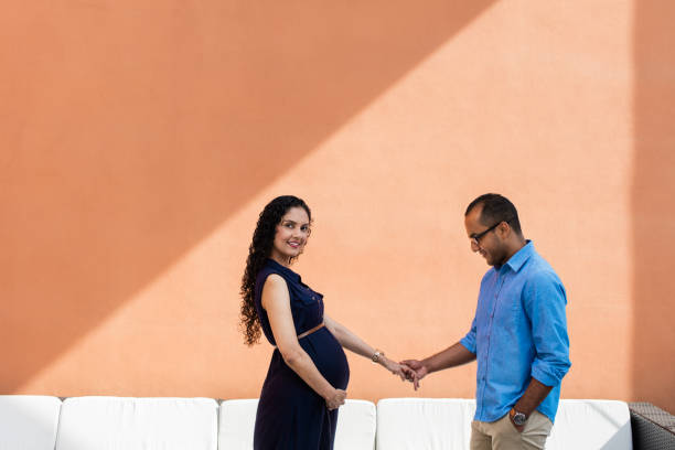 ciężarna para trzymająca się za ręce - looking at camera two parent family latin american and hispanic ethnicity heterosexual couple zdjęcia i obrazy z banku zdjęć