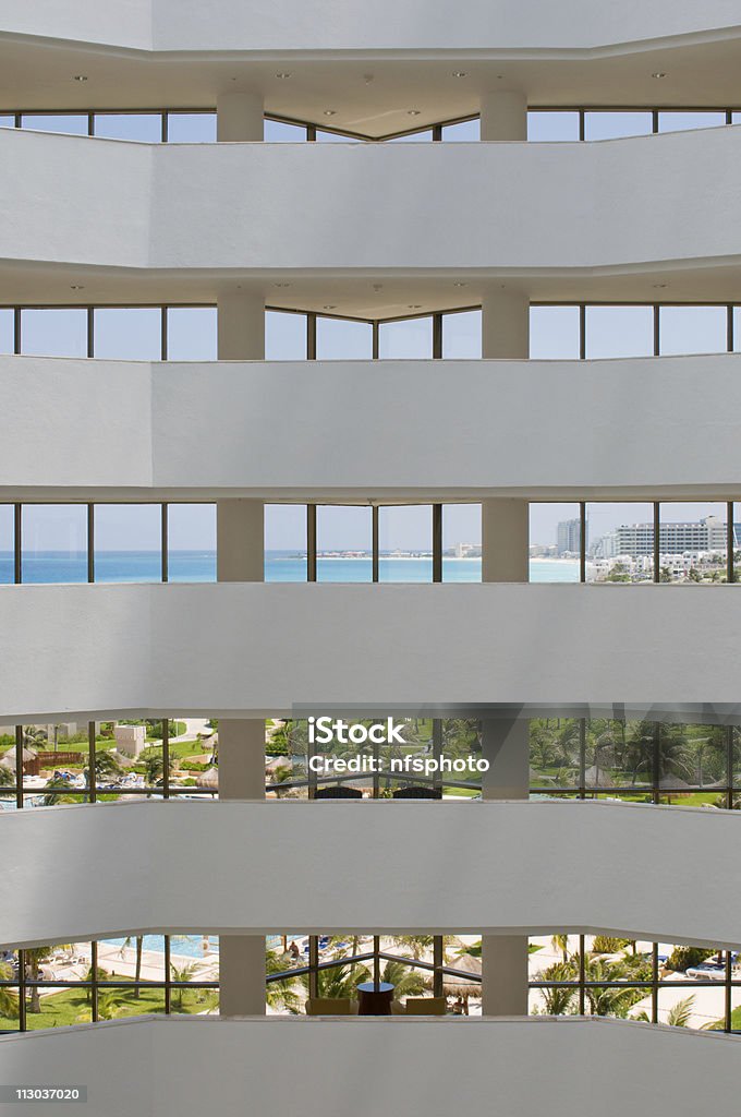 Вид на тропический курорт с окон отеля - Стоковые фото Архитектура роялти-фри