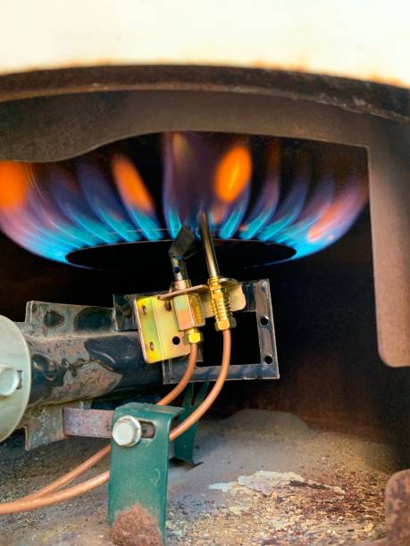 llama encendida de la caldera de la calefacción de gas - blue flame natural gas fireplace fotografías e imágenes de stock