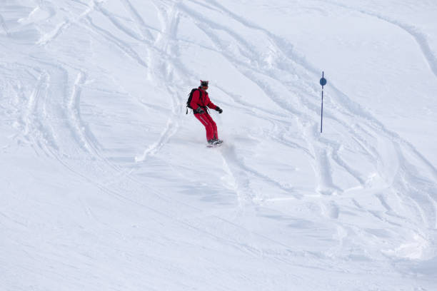 descida de snowboarder em declive nevado fora de pista - snowboarding snowboard teenager red - fotografias e filmes do acervo