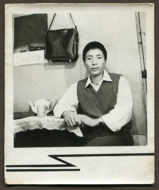 1970年代中国の若い男性の肖像画モノクロ古い写真 - chinese ethnicity men old china ストックフォトと画像