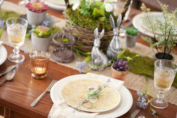 paramètre de table pour les repas de pâques - retro revival food easter napkin photos et images de collection