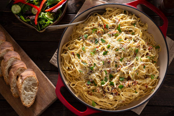 pasta carbonara - spaghetti cooked heap studio shot imagens e fotografias de stock