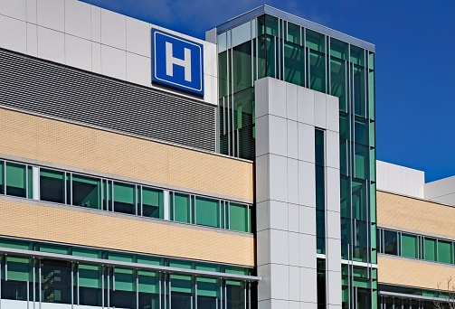 edificio con gran cartel de H para el hospital photo