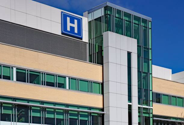 edificio con gran cartel de h para el hospital - arquitectura exterior fotografías e imágenes de stock