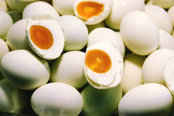 salé des œufs de canard moitié coupée à vendre en thaïlande marché. - thai culture food ingredient set photos et images de collection