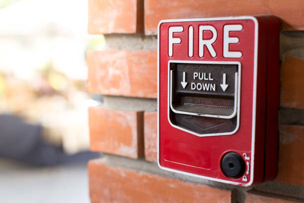 señal de alarma de incendio en pared de ladrillo - alarma de incendio fotos fotografías e imágenes de stock