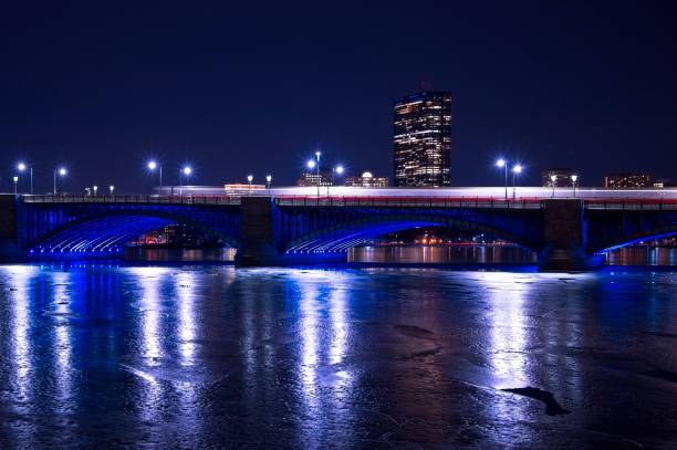 el t rojo moviéndose a través del puente de longfellow con hancock edificio y congelado río charles - boston skyline charles river blue fotografías e imágenes de stock