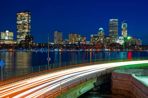 longue exposition skyline de boston dans la nuit avec la rivière charles et promenade memorial - boston skyline charles river river photos et images de collection